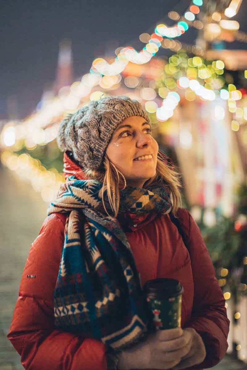 femme émerveillée par noël